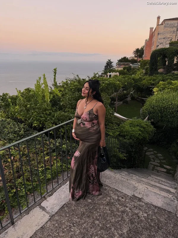 Vanessa Hudgens photo 9 of 1607