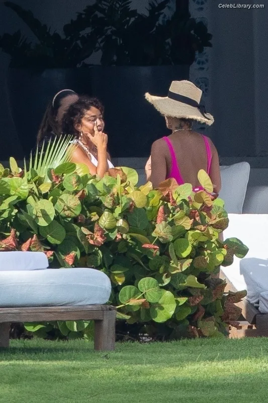 Vanessa Hudgens photo 19 of 1607