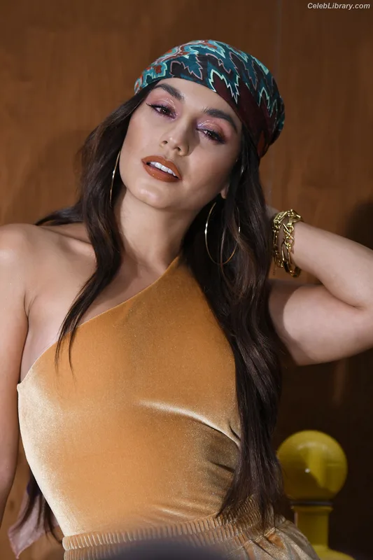 Vanessa Hudgens photo 5 of 1607