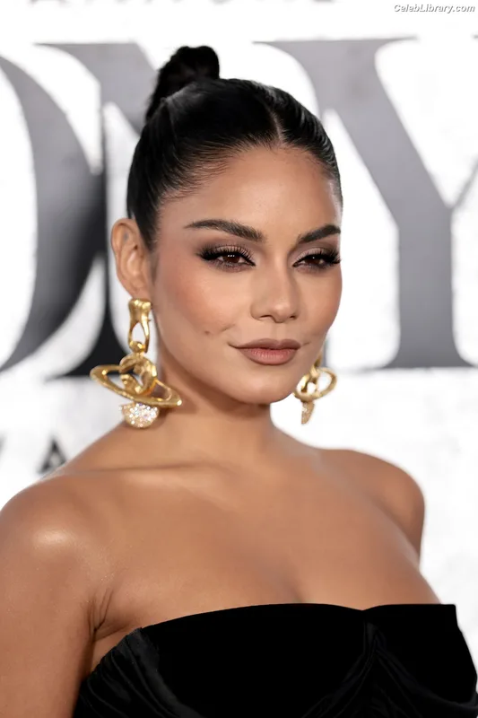 Vanessa Hudgens photo 10 of 1607