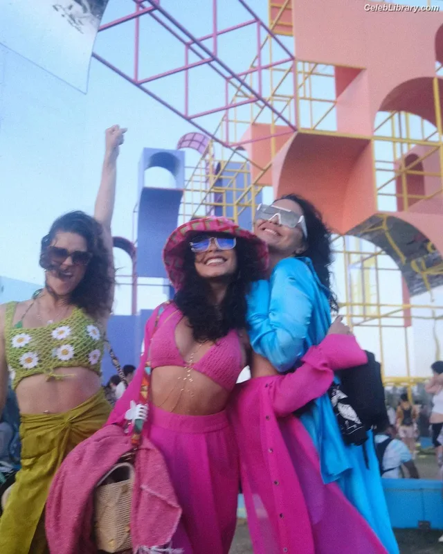 Vanessa Hudgens photo 1 of 1607
