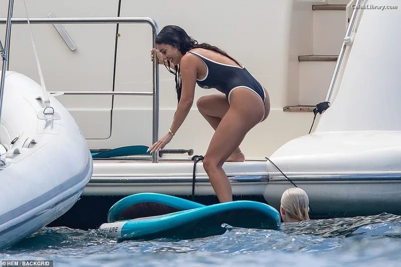 Vanessa Hudgens photo 21 of 1607