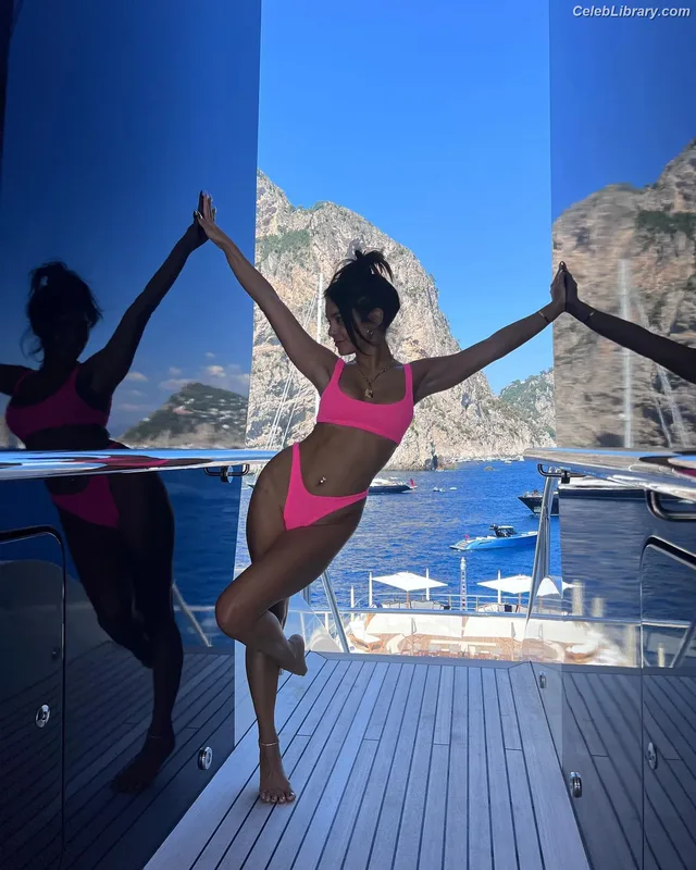 Vanessa Hudgens photo 1 of 1607