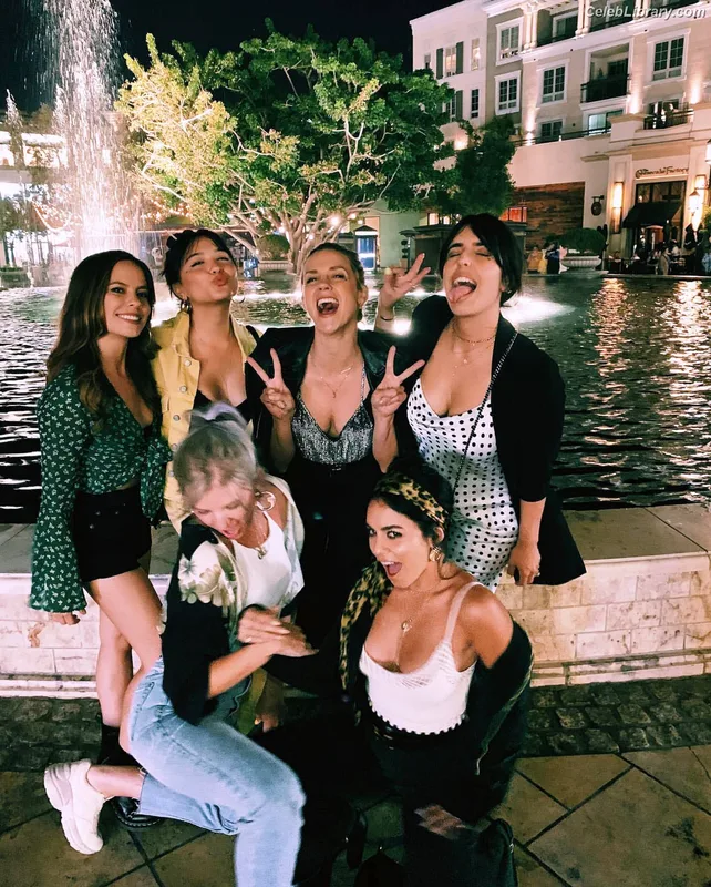 Vanessa Hudgens photo 3 of 1607