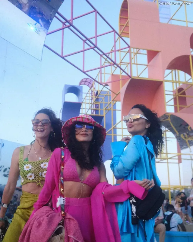 Vanessa Hudgens photo 1 of 1607