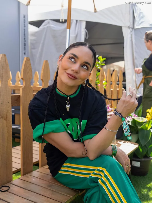 Vanessa Hudgens photo 1 of 1607