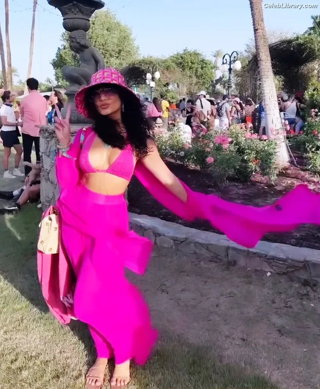 Vanessa Hudgens photo 1 of 1607