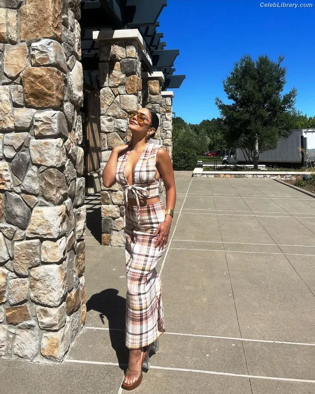 Vanessa Hudgens photo 16 of 1607