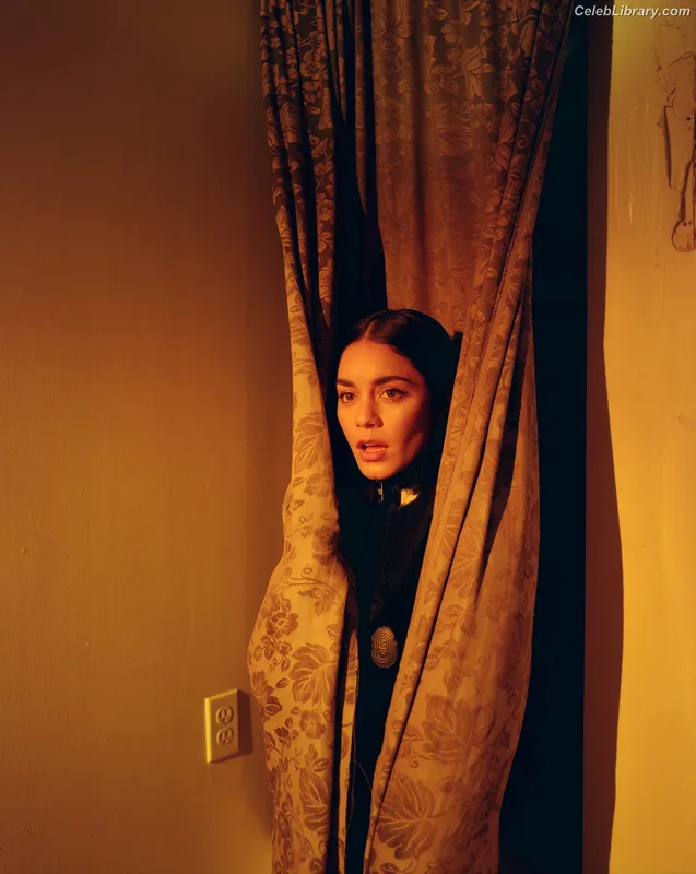 Vanessa Hudgens photo 3 of 1607
