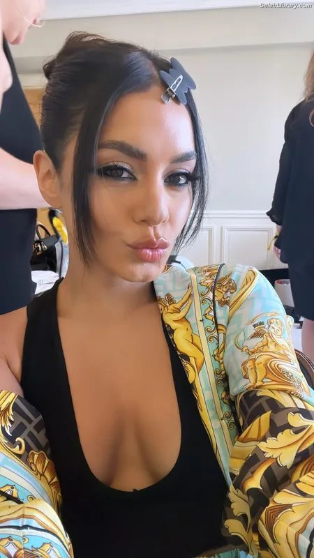Vanessa Hudgens photo 7 of 1607
