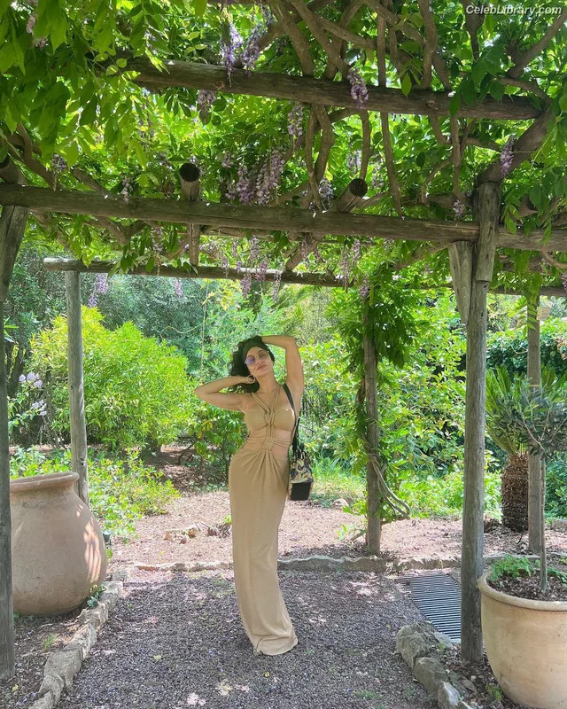 Vanessa Hudgens photo 16 of 1607