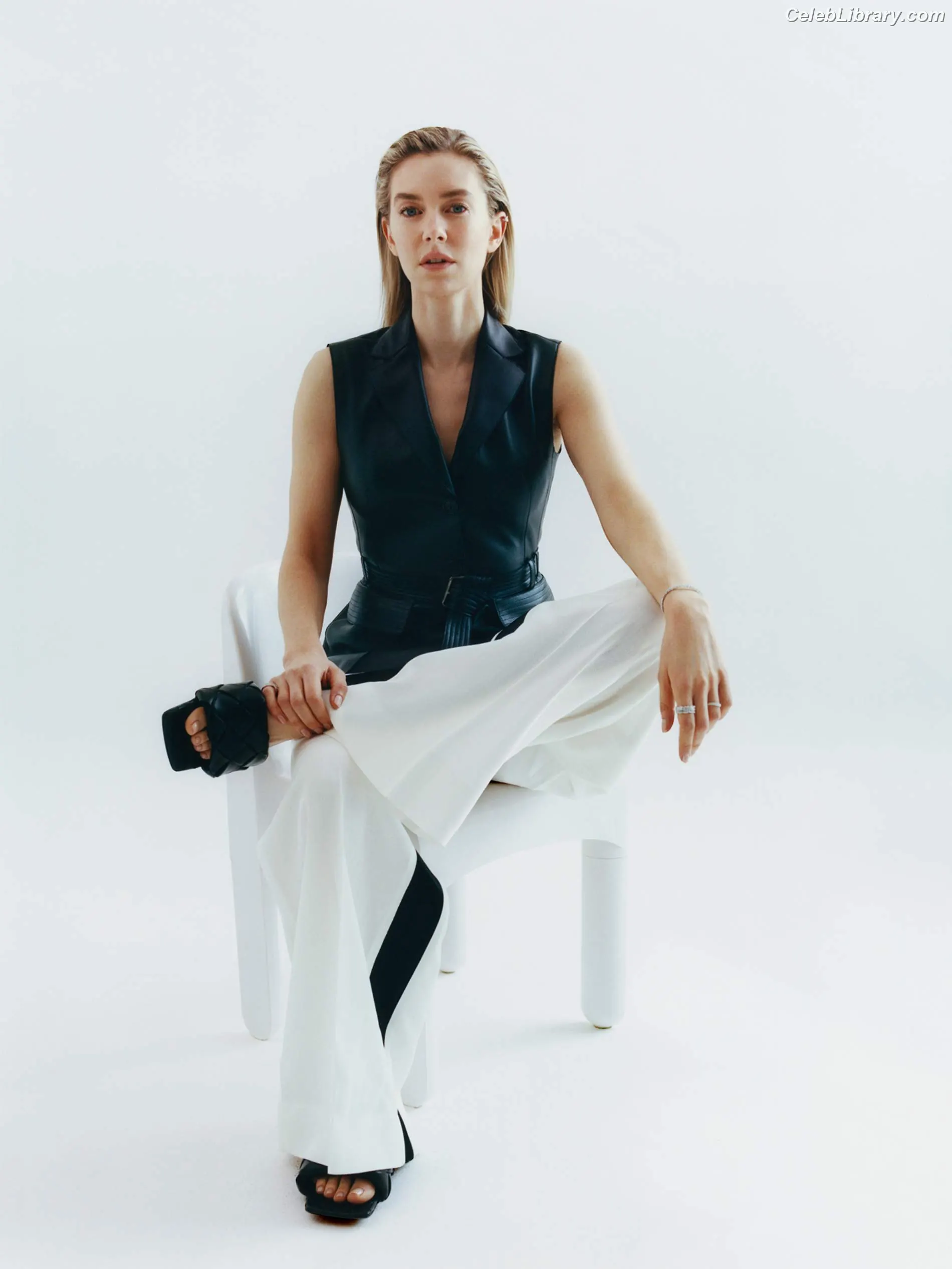 Vanessa Kirby photo 2 of 1108