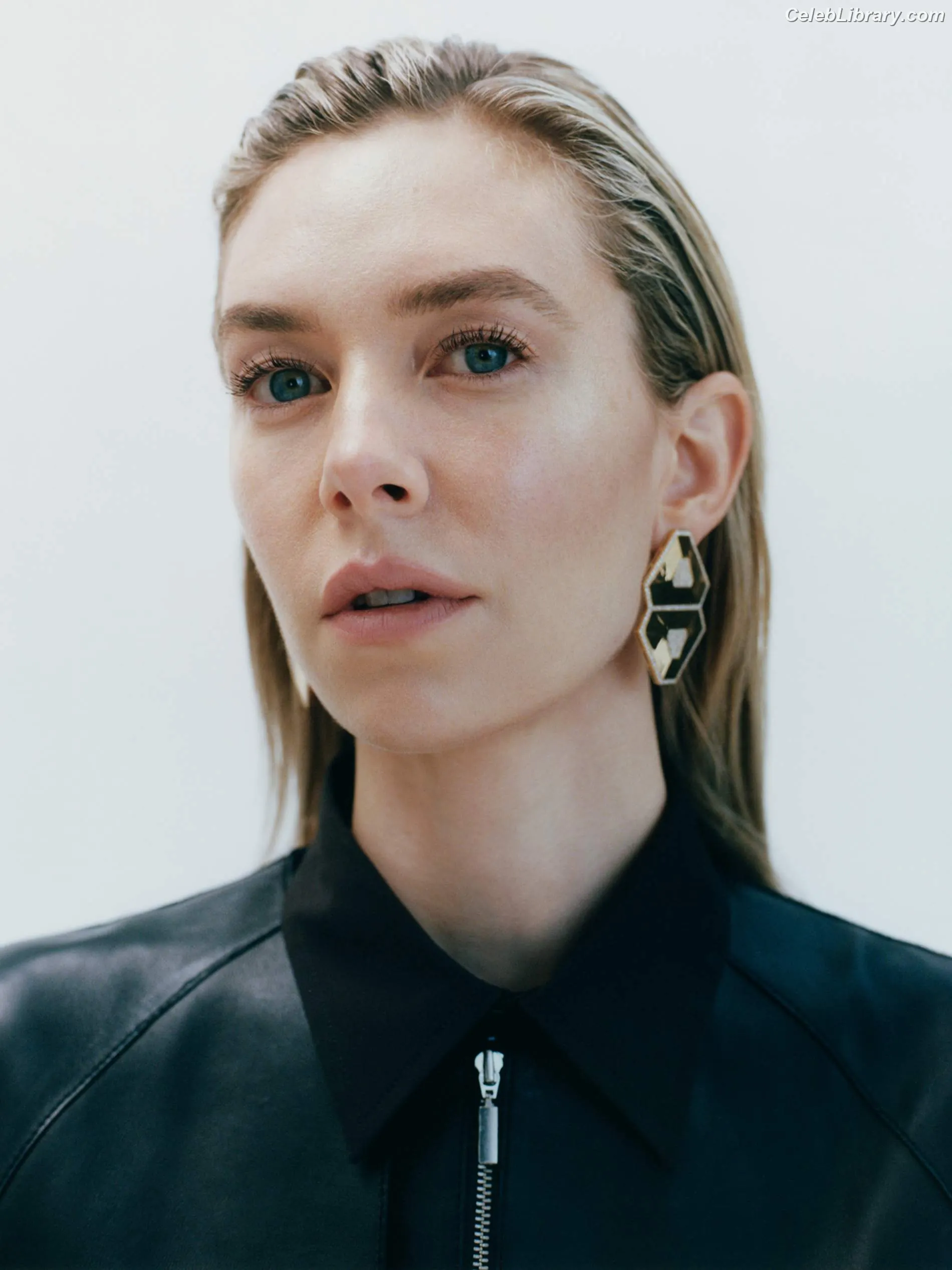 Vanessa Kirby photo 7 of 1108