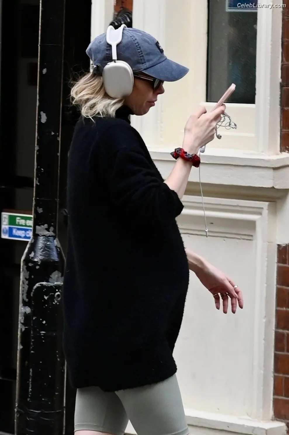 Vanessa Kirby photo 9 of 1108