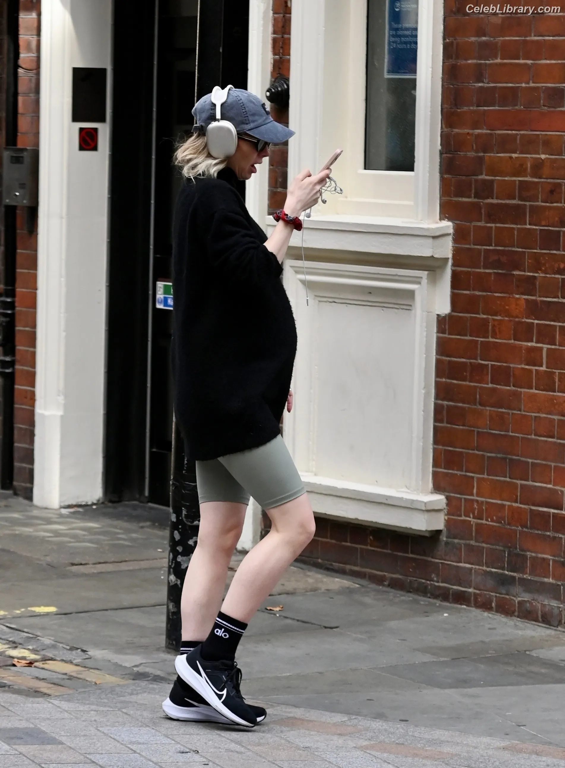 Vanessa Kirby photo 10 of 1108