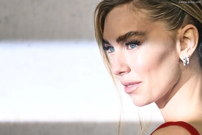 Vanessa Kirby photo 2 of 1109