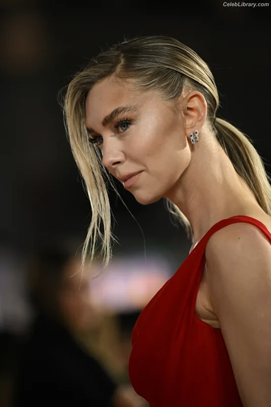 Vanessa Kirby photo 3 of 1109