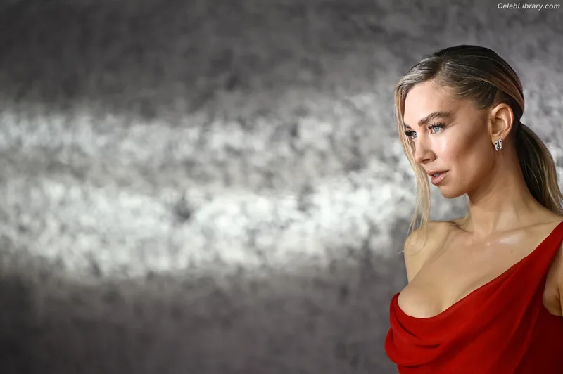 Vanessa Kirby photo 7 of 1109