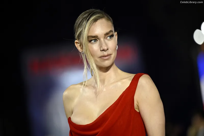 Vanessa Kirby photo 1 of 1109