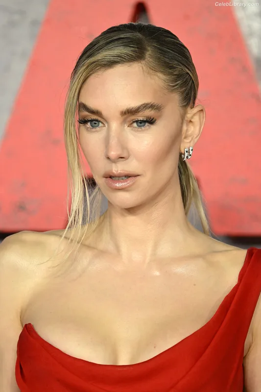 Vanessa Kirby photo 3 of 1109