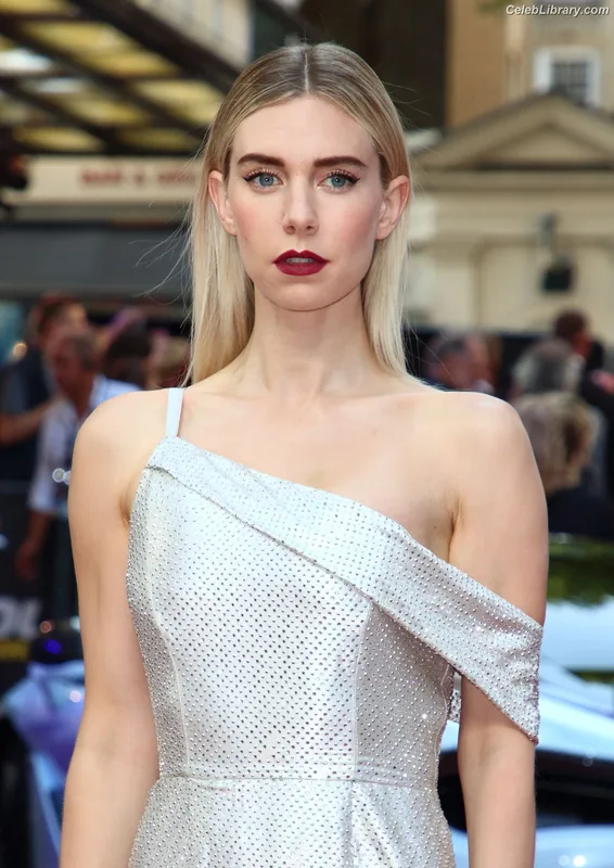 Vanessa Kirby photo 1 of 1109