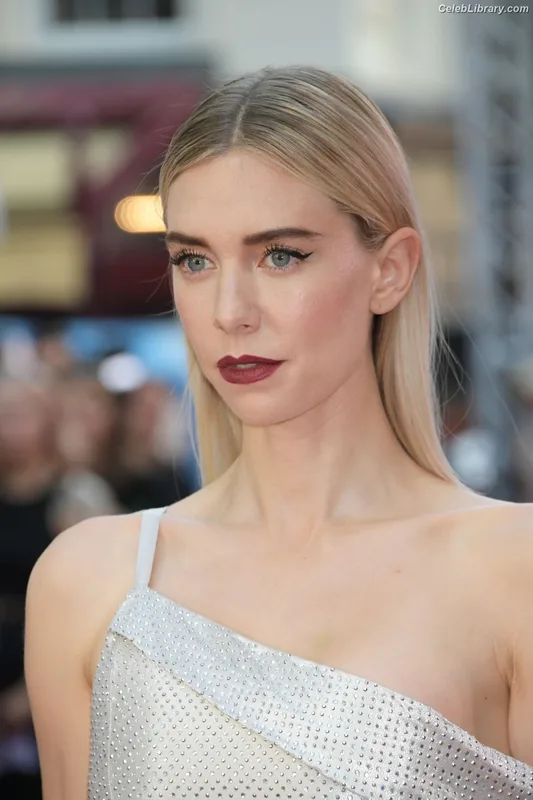 Vanessa Kirby photo 2 of 1109