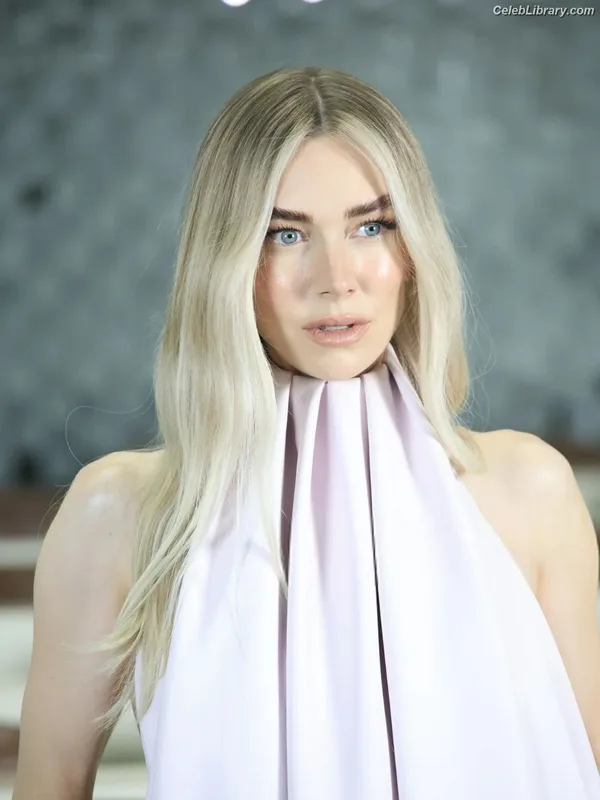 Vanessa Kirby photo 15 of 1109