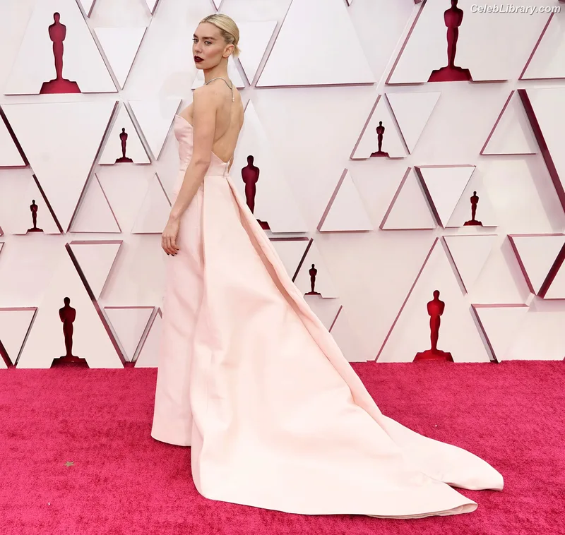 Vanessa Kirby photo 1 of 1109