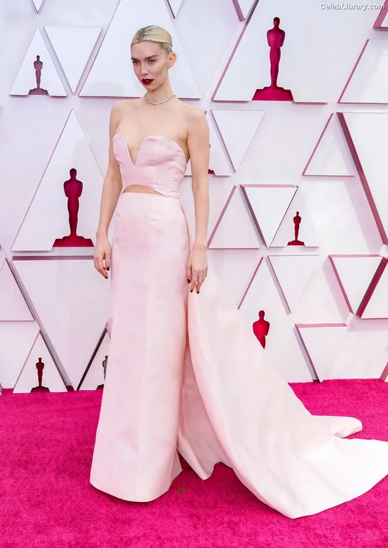 Vanessa Kirby photo 11 of 1109