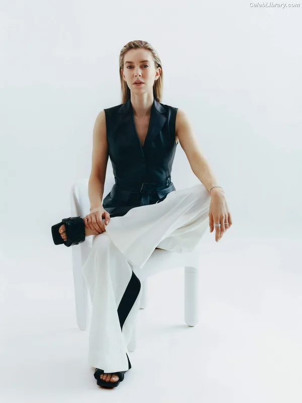 Vanessa Kirby photo 2 of 1109