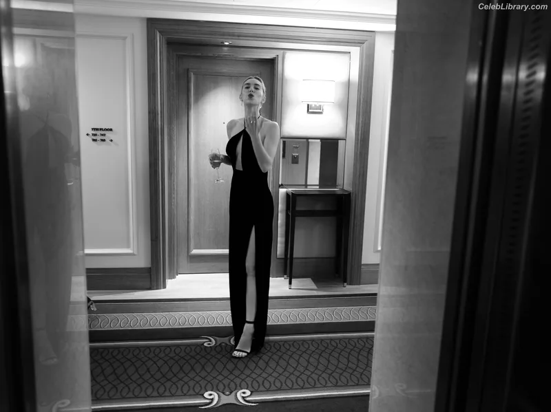 Vanessa Kirby photo 10 of 1109