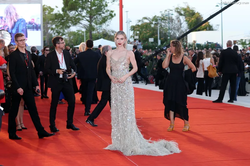 Vanessa Kirby photo 10 of 1109