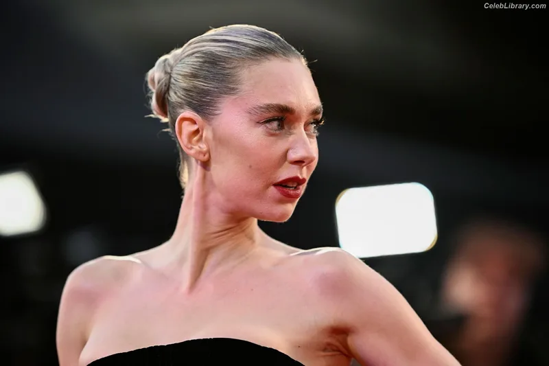 Vanessa Kirby photo 2 of 1109