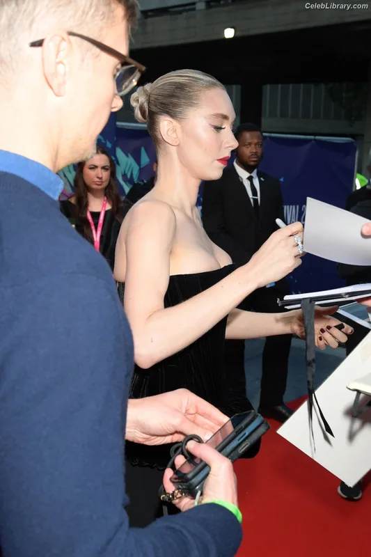 Vanessa Kirby photo 16 of 1109