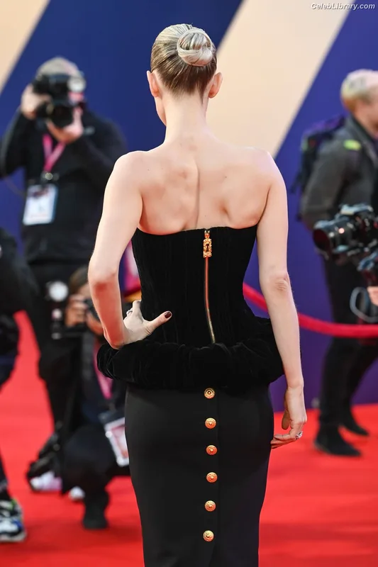 Vanessa Kirby photo 24 of 1109