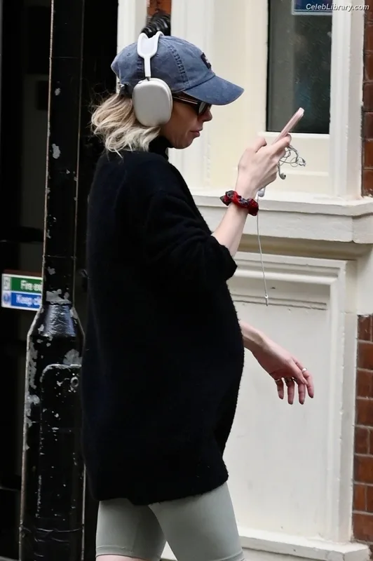 Vanessa Kirby photo 9 of 1109