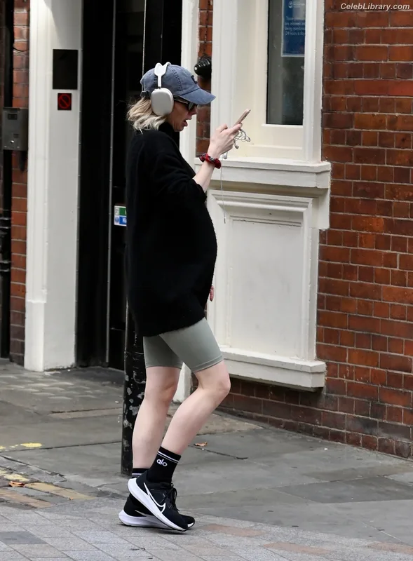Vanessa Kirby photo 10 of 1109