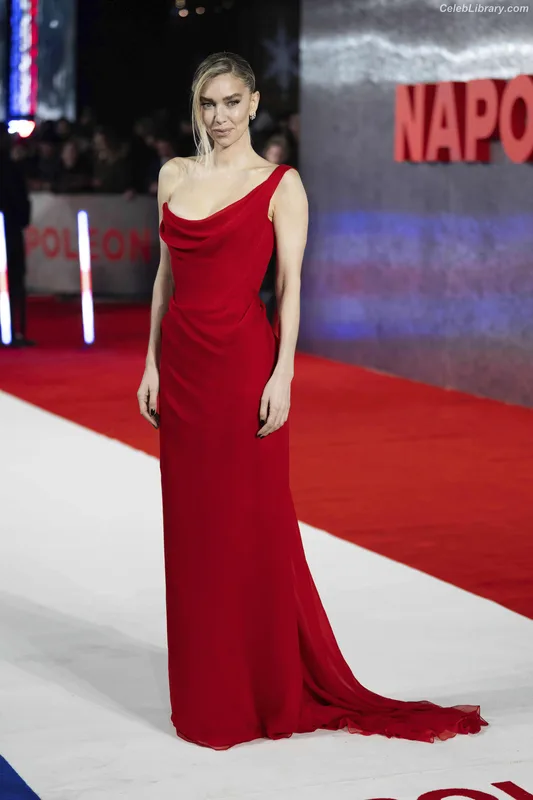 Vanessa Kirby photo 9 of 1109