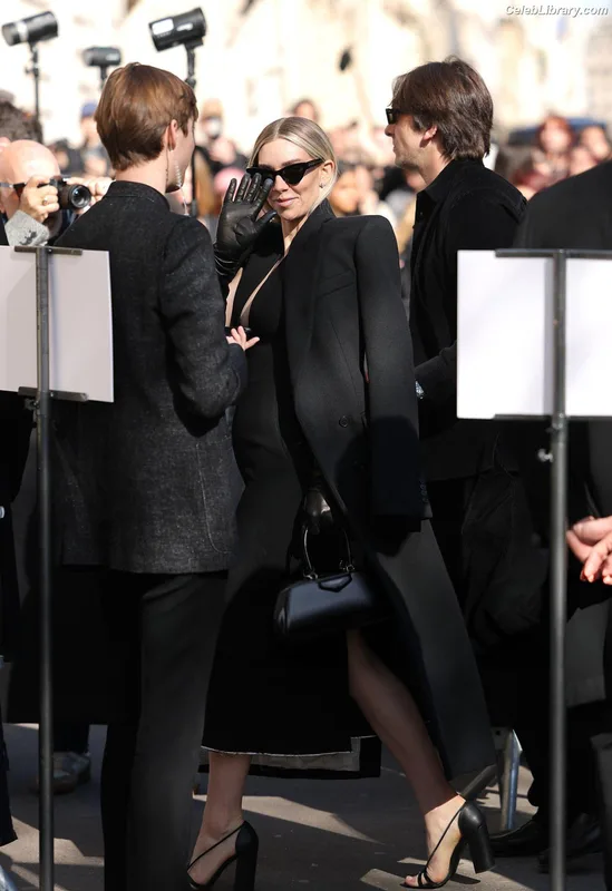 Vanessa Kirby photo 4 of 1109