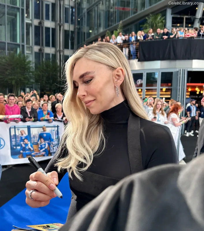Vanessa Kirby photo 10 of 1109