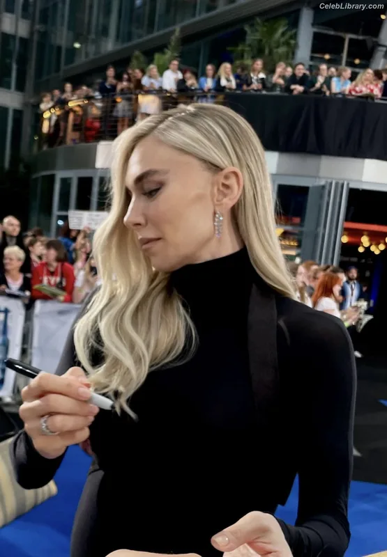 Vanessa Kirby photo 14 of 1109