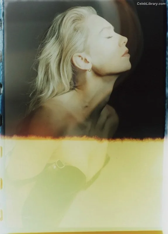 Vanessa Kirby photo 1 of 1109