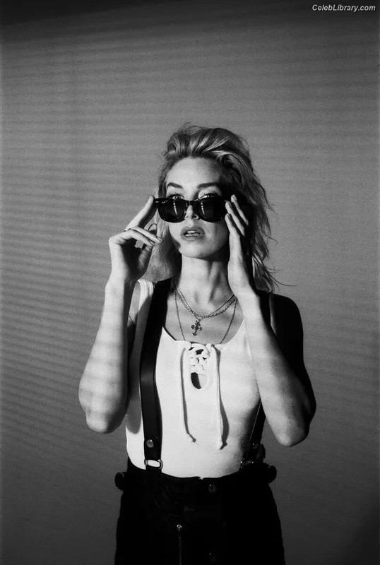 Vanessa Kirby photo 3 of 1109