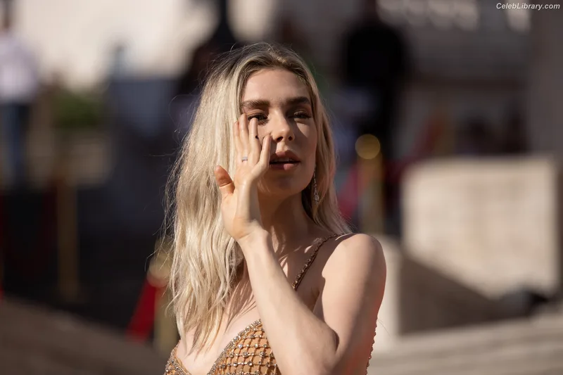 Vanessa Kirby photo 5 of 1109