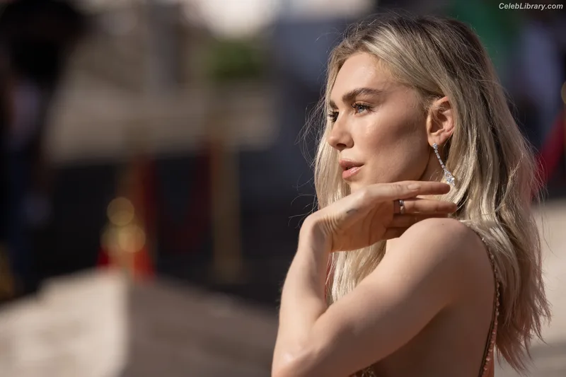 Vanessa Kirby photo 8 of 1109