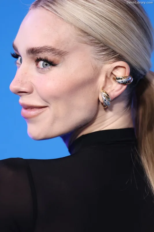 Vanessa Kirby photo 5 of 1109
