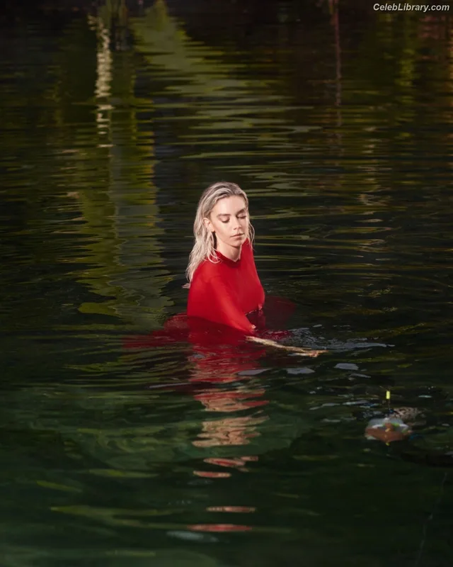 Vanessa Kirby photo 17 of 1109