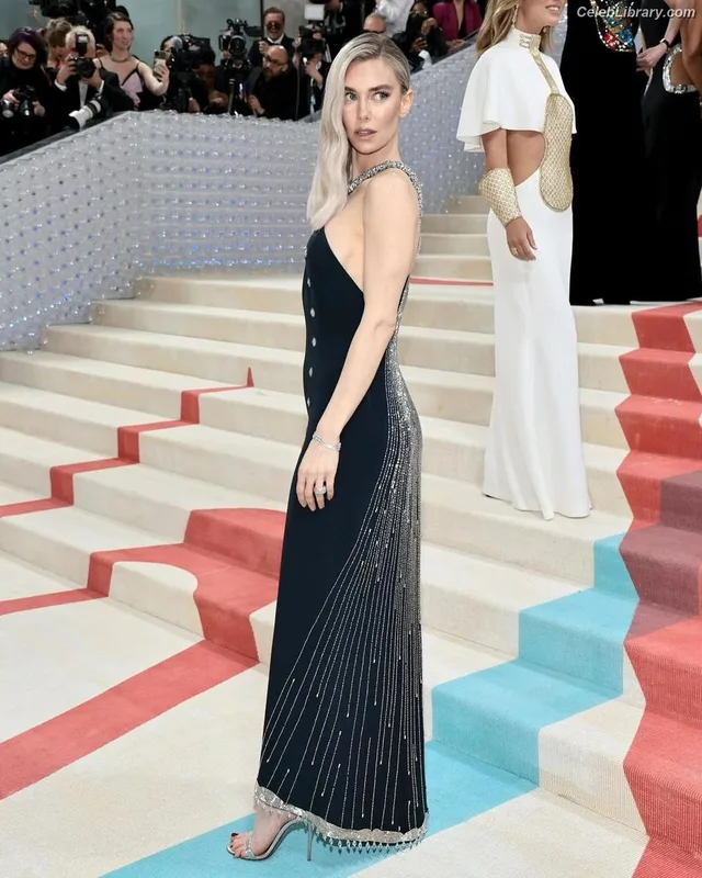 Vanessa Kirby photo 1 of 1109