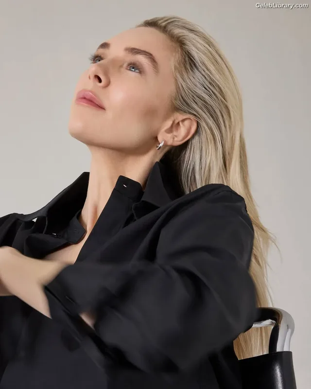 Vanessa Kirby photo 9 of 1109