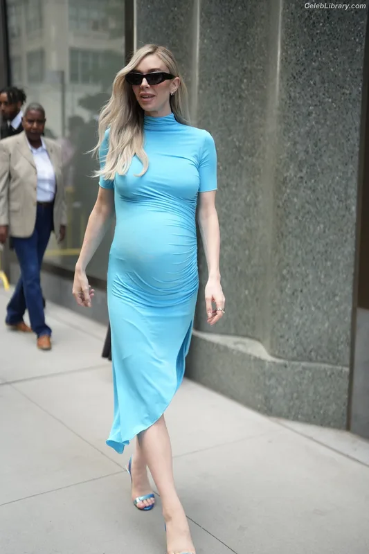 Vanessa Kirby photo 9 of 1109